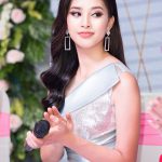 Hoa hậu Tiểu Vy tiết lộ bạn đồng hành giúp mình luôn rạng rỡ