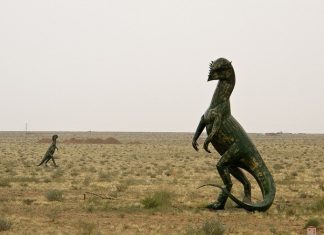 Cặp tượng khủng long vươn mình sánh đôi ở Trung Quốc