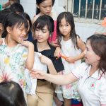 “Trung thu cho em”, không chỉ phát quà, Á hậu Thúy An còn làm điều ý nghĩa này