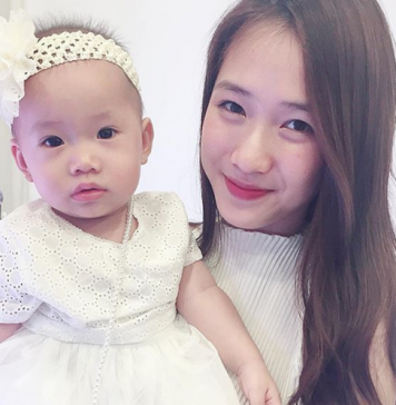 Trâm Anh tự nhận mình là “đẻ thuê cấp cao”, bế con gái trên tay mà ai cũng bảo giống bế phiên bản thu nhỏ của… chồng!