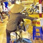 Xúc động hình ảnh người phụ nữ nghèo dừng xe đạp giữa ngã tư để bỏ tiền từ thiện