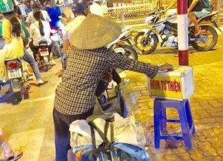 Xúc động hình ảnh người phụ nữ nghèo dừng xe đạp giữa ngã tư để bỏ tiền từ thiện