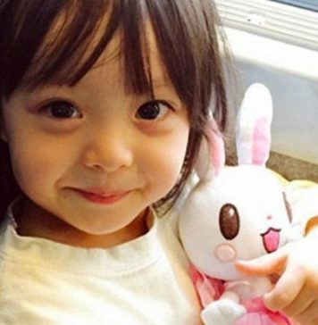 Ngày đầu đi học về, bố hài hước trêu “cô giáo hay mẹ đẹp hơn”, câu trả lời của con gái 3 tuổi được ngợi khen là có chính kiến