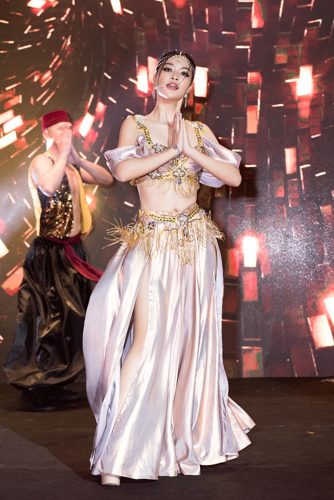 A hau Kieu Loan 25 Diện đồ belly dance, Kiều Loan “đốt mắt” khán giả Dubai