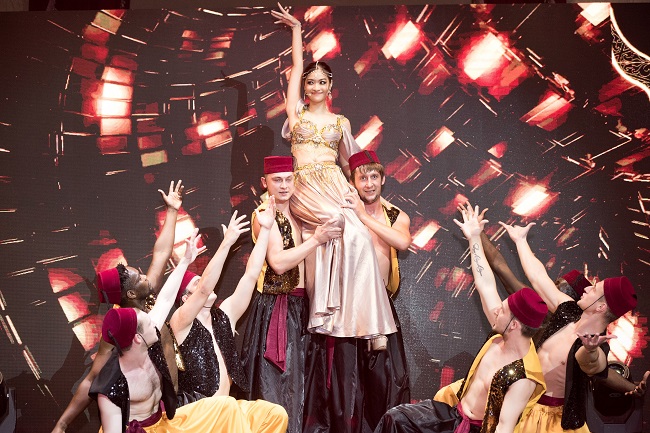 A hau Kieu Loan 26 Diện đồ belly dance, Kiều Loan “đốt mắt” khán giả Dubai