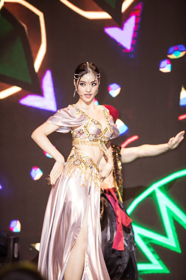 A hau Kieu Loan 40 Diện đồ belly dance, Kiều Loan “đốt mắt” khán giả Dubai