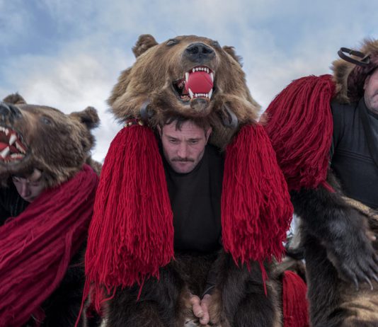 Ông già Noel ma quỷ và những kiểu đón Giáng sinh lạ nhất