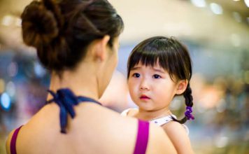 “Mẹ ơi, con thấy con xấu quá”: Nghe con gái thủ thỉ, người mẹ có cách an ủi thật đáng học hỏi