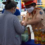 CSGT TP Hồ Chí Minh san sẻ khó khăn với người dân bị ảnh hưởng bởi đại dịch Covid-19