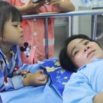Bố mẹ bị vùi trong đống đổ nát vụ sập công trình kinh hoàng, 2 đứa trẻ bơ vơ trong bệnh viện: “Tụi nhỏ không chịu ăn, cứ lo mẹ sẽ chết”
