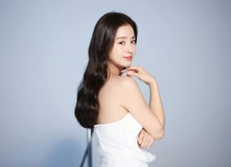 Lúc nào cũng kín đáo, “mẹ hai con” Kim Tae Hee bất ngờ gây chú ý khi diện váy trắng mỏng manh, khoe lưng trần trắng mịn màng