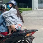 Cô gái ngồi xe máy chẳng thà làm hành động nguy hiểm chứ nhất quyết không để cặp đùi bị cháy nắng khiến dân mạng “ném đá” không thương tiếc