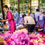 Bên trong “nhà hàng máy bay” ở xứ Chùa Vàng mô phỏng y hệt chiếc tàu bay, đến nhân viên phục vụ cũng mặc đồ và giao tiếp như tiếp viên hàng không