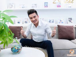 Đàm Vĩnh Hưng tự tin khoe nụ cười tỏa nắng