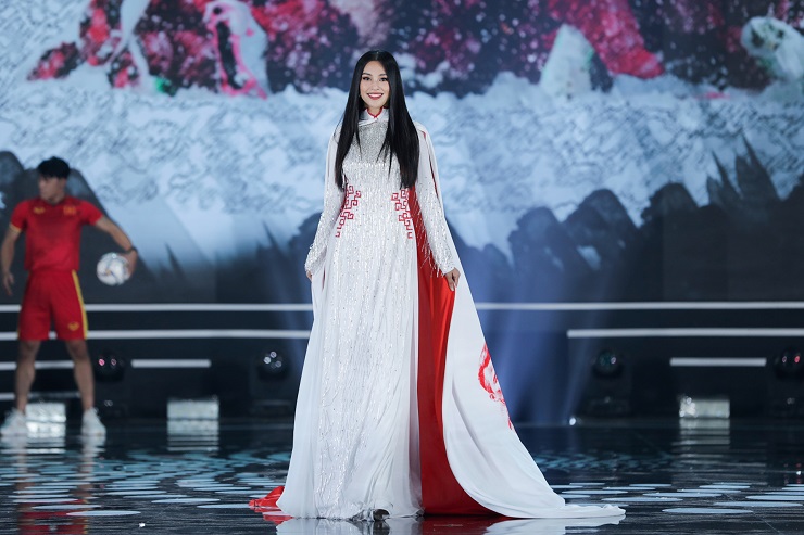 Hoa hậu Tiểu Vy chiếm trọn spotlight với màn trình diễn áo dài ...