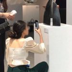 Dân mạng tức giận tột độ trước cảnh hai cô gái đi triển lãm nghệ thuật để chụp ảnh quảng cáo mỹ phẩm