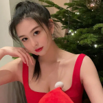 Ái nữ nhà “bom sex” Khâu Thục Trinh khoe vòng 1 căng đầy gợi cảm không kém gì mẹ
