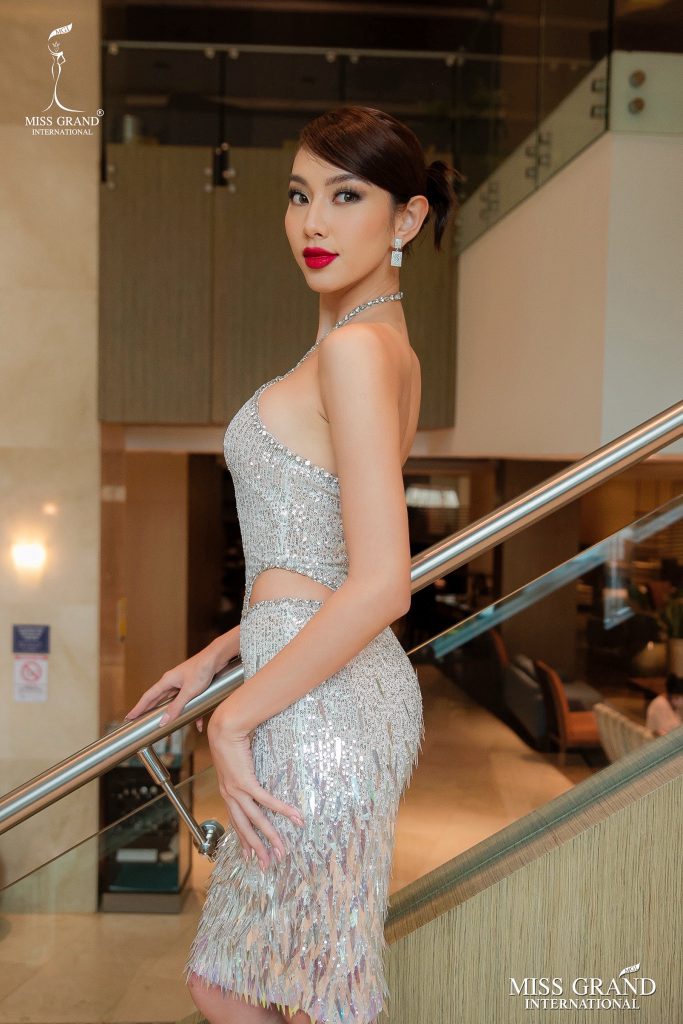 Hoa hậu Thuỳ Tiên Layout trắng pha lê