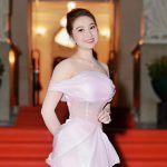 Cao Mỹ Kim diện váy hồng xinh tươi dự Lễ bế mạc Liên hoan phim Quốc tế TP.HCM